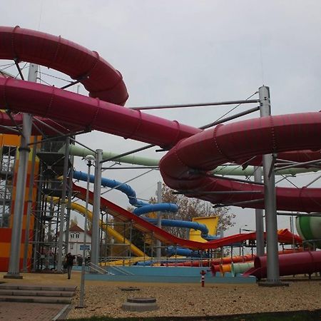Csevi Apartmanhaz Мезйокйовешд Екстер'єр фото