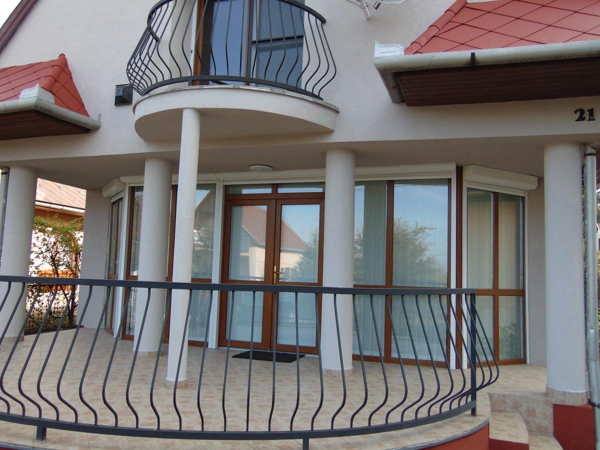 Csevi Apartmanhaz Мезйокйовешд Екстер'єр фото