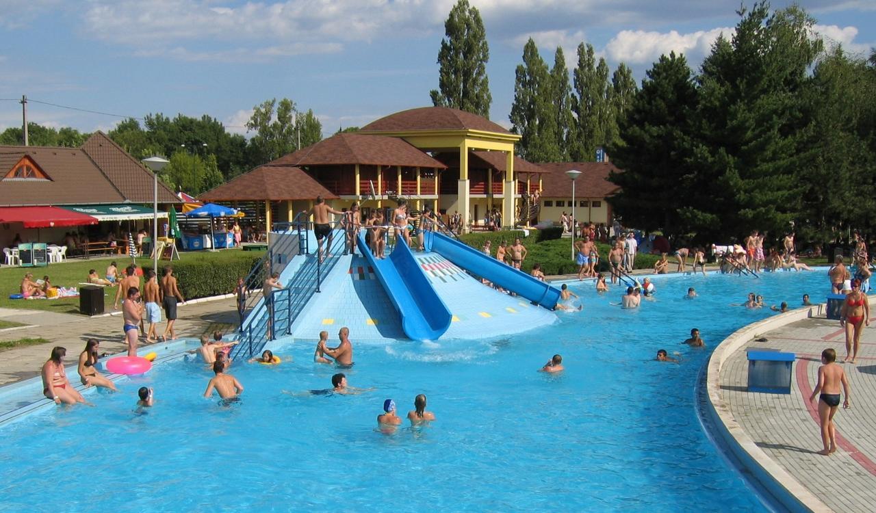 Csevi Apartmanhaz Мезйокйовешд Екстер'єр фото