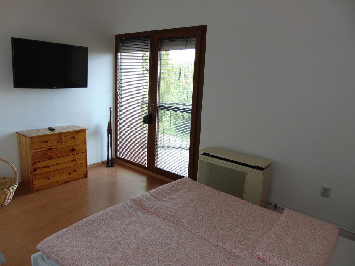 Csevi Apartmanhaz Мезйокйовешд Екстер'єр фото